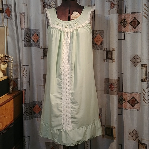Pale Pistachio Green Nightie - Picture 2 of 7